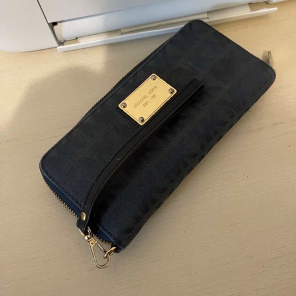 Navy Michael Kors Jet Set Travel MK Flat multifunction Phone Wallet Wristlet